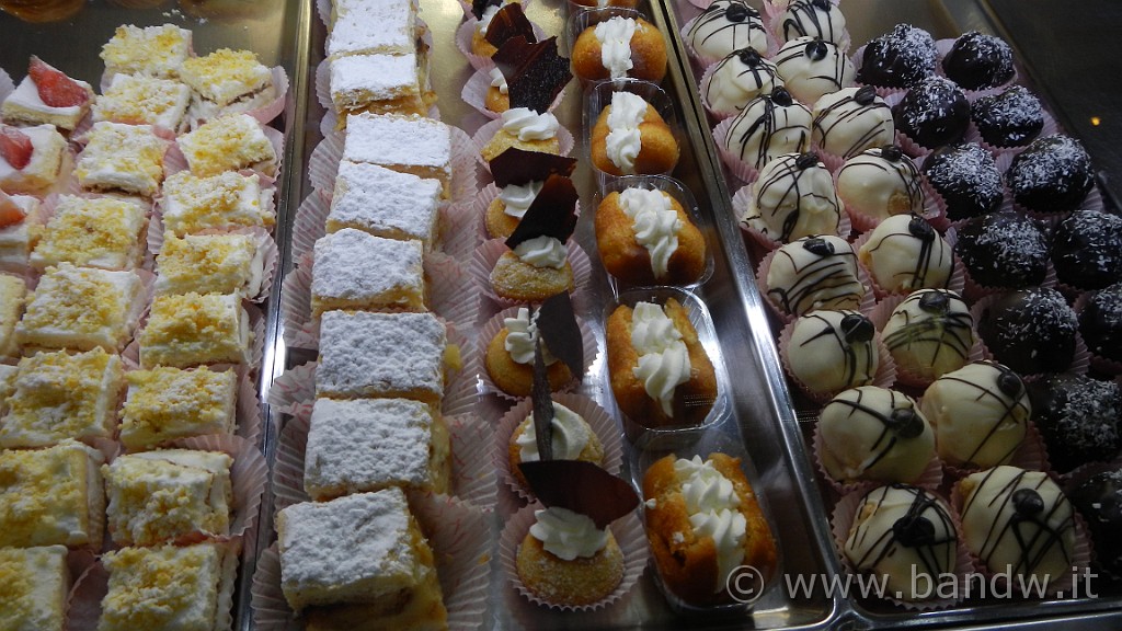 DSCN8711.JPG - Pausa dolcetto in una rinomata pasticceria del luogo